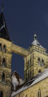 Die zwei Türme der Stadtkirche in einer schneereichen Winternacht