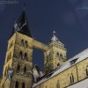 Die zwei Türme der Stadtkirche in einer schneereichen Winternacht