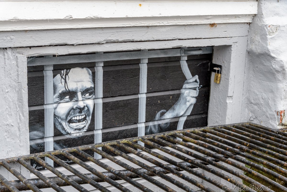 skuriles Kellerfenster in Flekkefjord