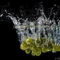 Splash white grapes 1